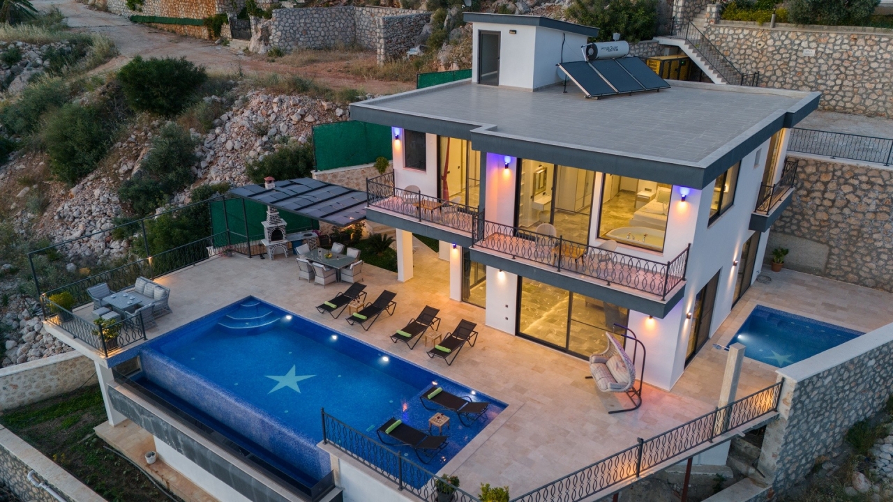 Villa Luna 2 Image 0