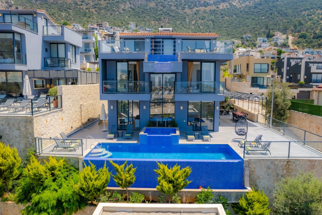 Villa Waterfall 1 Image 0