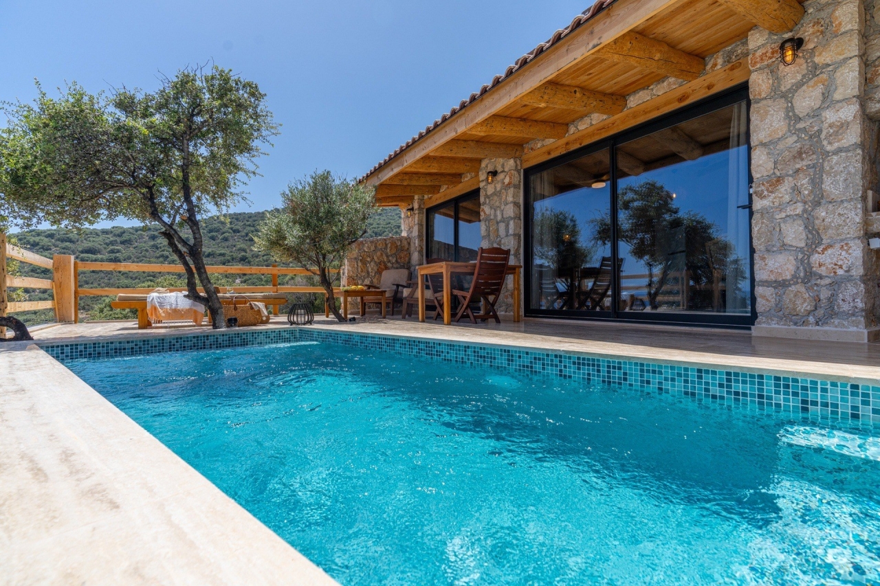 Villa Water Edge 7 Image 2