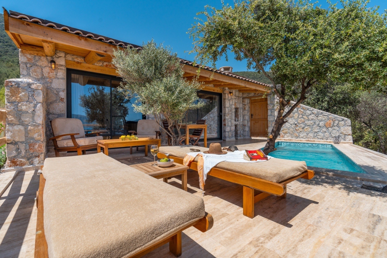 Villa Water Edge 7 Image 1